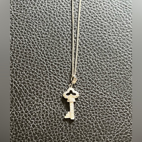 Sterling silver pendant. Key with white stones. Stamped. - Picture 2 of 2